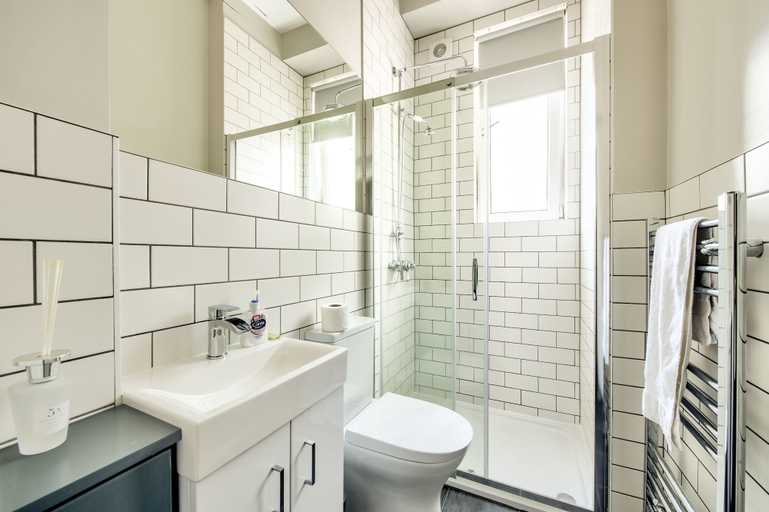Bathroom, Stylish Modern Apartment Parking, Edinburgh