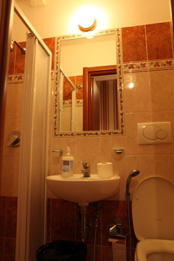 Bathroom 4, Hollywood Roma, Roma
