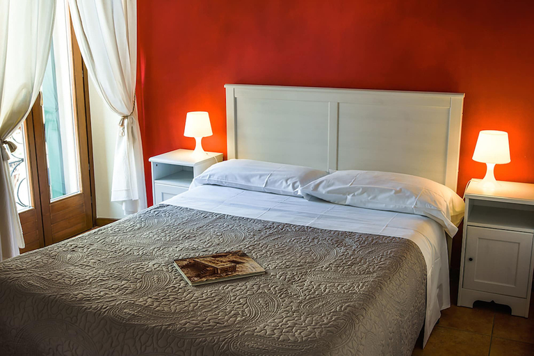 Bedroom 3, Veronetta House, Verona