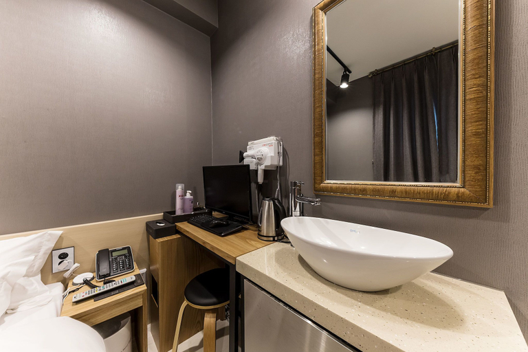 Bathroom 4, Raha, Dong-daemun