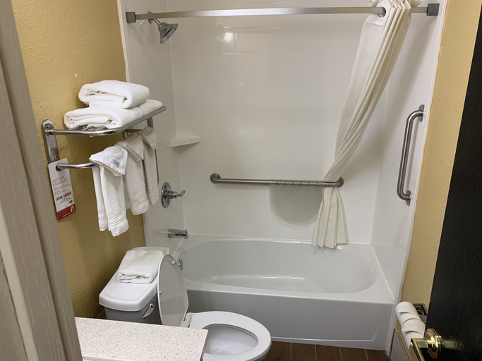 Bathroom 3, Super 8 By Wyndham Richmond, Madison