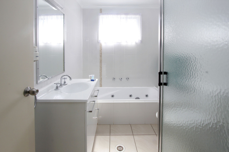 Bathroom 3, Corrimal Beach Tourist Park, Wollongong - Inner