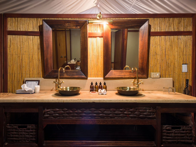 Bathroom 4, aha Thakadu River Camp, Waterberg