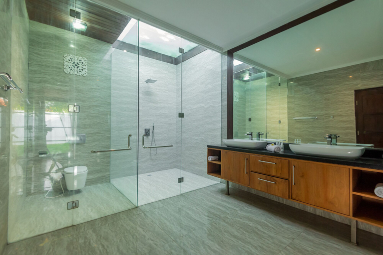 Bathroom 4, The Christina Estate, Badung