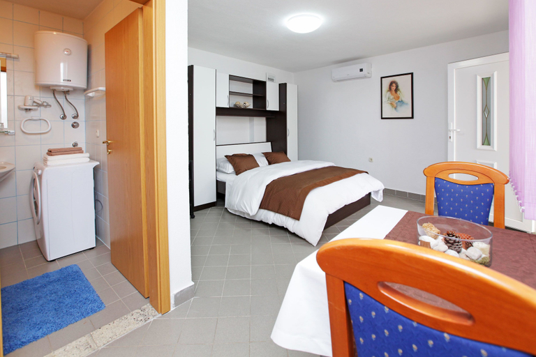 Bedroom 2, Rose Garden Apartments, Bol