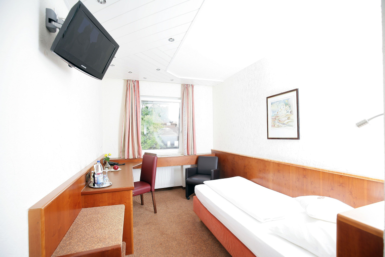Bedroom 3, Badhotel Restaurant Stauferland, Göppingen
