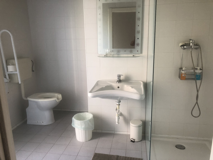 Bathroom 3, Pensión Basagoiti, Vizcaya