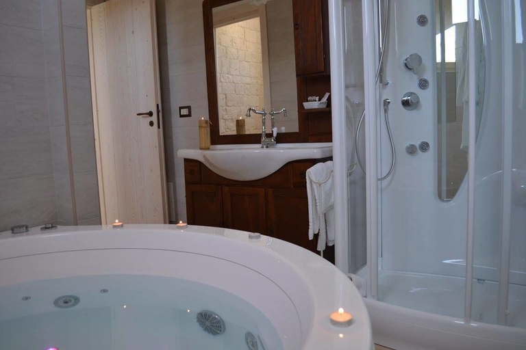 Bathroom 4, Masseria Torricella, Bari