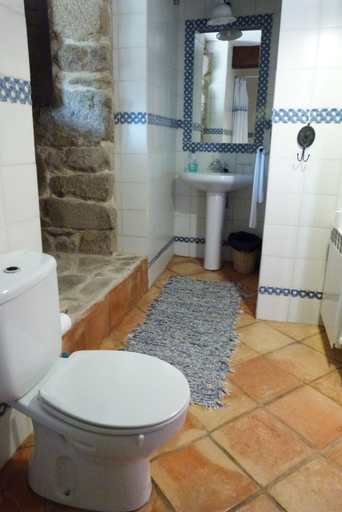 Bathroom 4, Lugar Dos Devas, Pontevedra