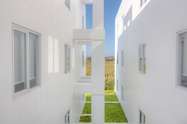 Exterior & Views 30