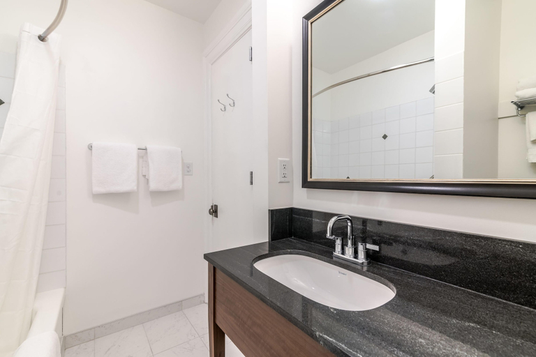 Bathroom 4, Sylvia Hotel, Greater Vancouver