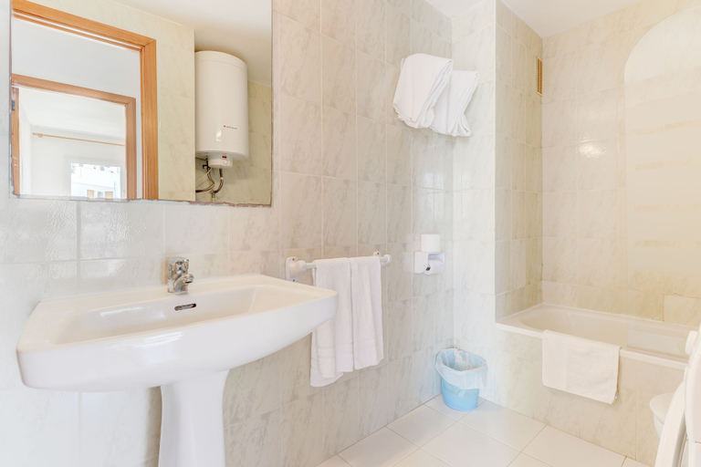 Bathroom 3, Apartamentos Llevant Puerto de Pollensa, Baleares