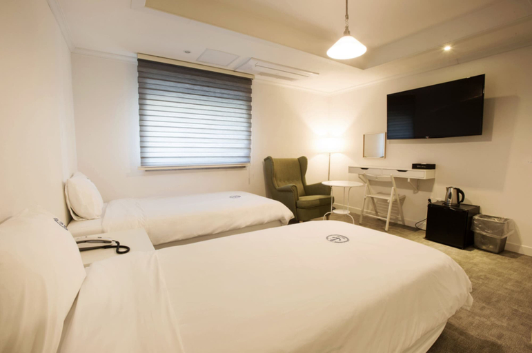 Bedroom 4, Hillside Hotel, Dong