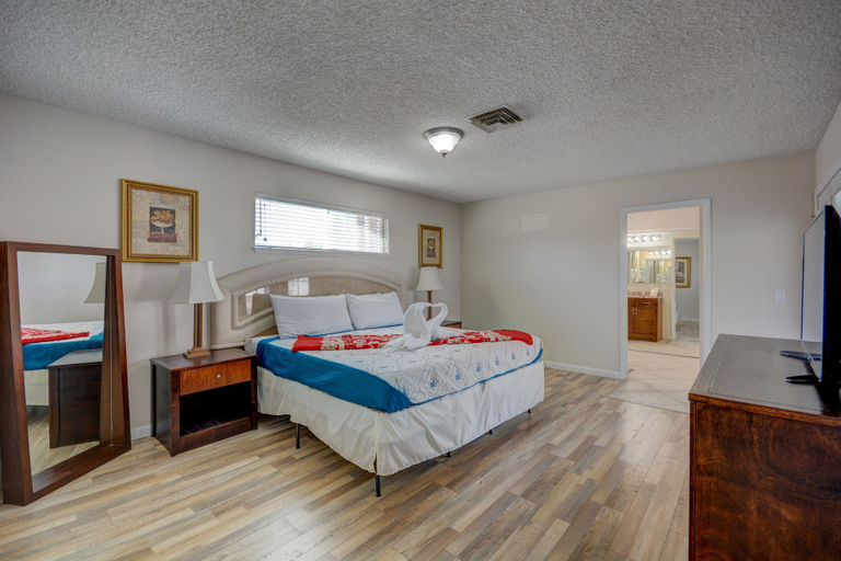 Bedroom 3, Luxurious 4BR House with Large Pool Near Strip, Clark