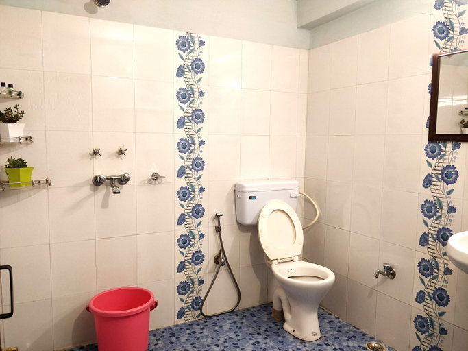 Bathroom 4, Chirping Orchard, Mukteshwar, Nainital