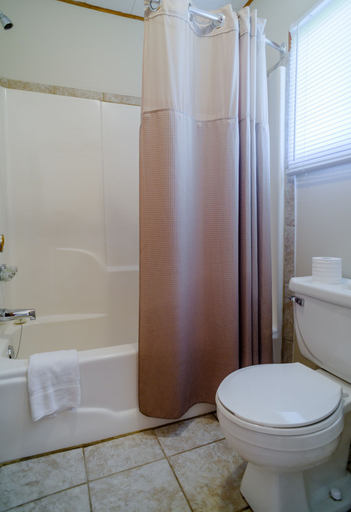 Bathroom 3, Winds Motel, Kings