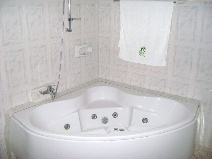 Bathroom 5, East Airport Guesthouse, Accra