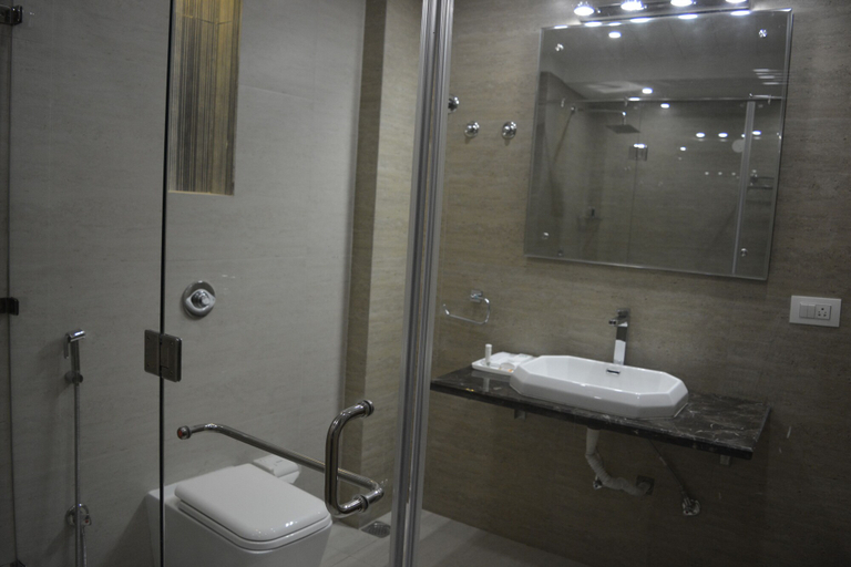 Bathroom 3, Hotel Dolives, Panipat