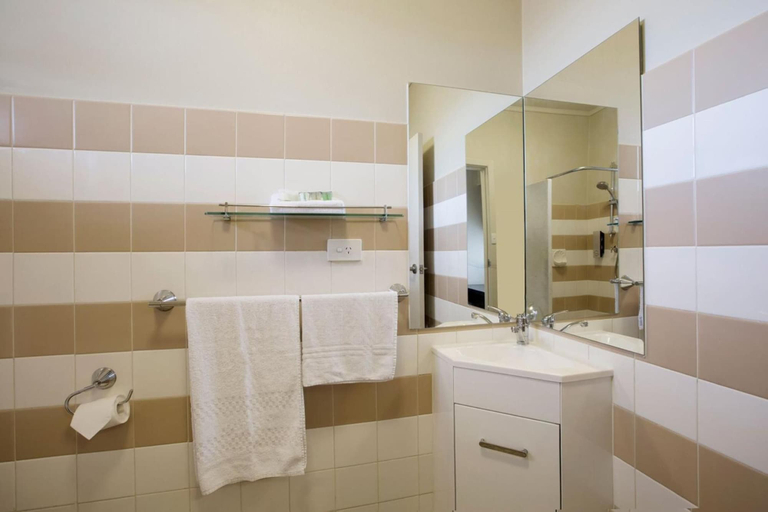 Bathroom 4, Enfield Hotel, Adelaide