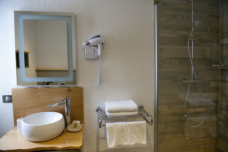 Bathroom 4, Hôtel restaurant Le Cheval Rouge, Marne
