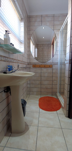 Bathroom 5, White Shark Guest House, Overberg