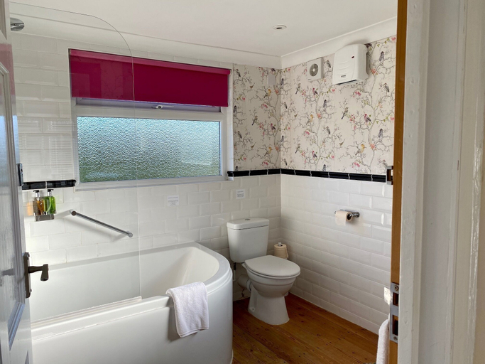 Bathroom 5, Fourwinds Leisure, Cambridgeshire