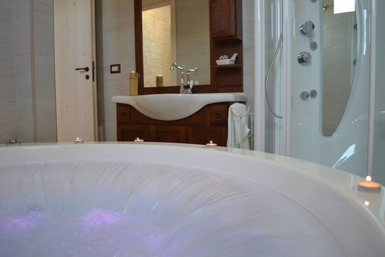 Bathroom 4, Masseria Torricella, Bari
