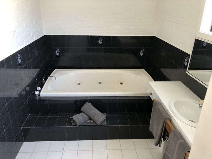 Bathroom 5, Settlement Motor Inn, Deniliquin, Deniliquin
