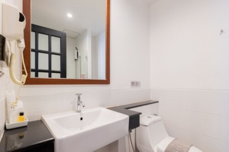 Bathroom 5, The Corner Lodge, Pattaya