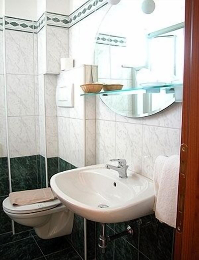 Bathroom 4, Hotel Gabbiano, Fermo