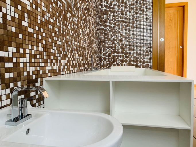 Bathroom 5, White Villa, Brindisi