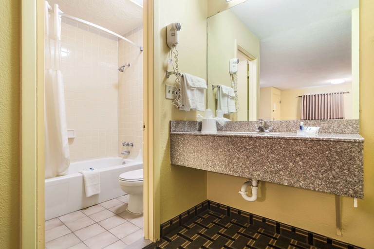Bathroom 4, Rodeway Inn Lincoln West - University Area, Lancaster