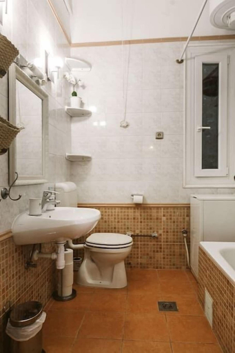 Bathroom, Nador 8 Apartment, Budapesti