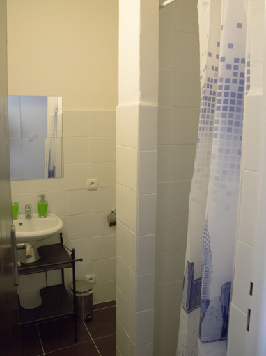 Bathroom 3, Red Point, Tábor