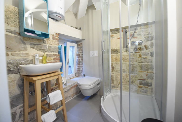 Bathroom 4, Pylon Rooms, Split