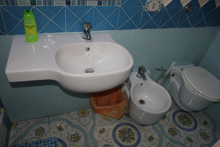 Bathroom 5, Rosy, Napoli