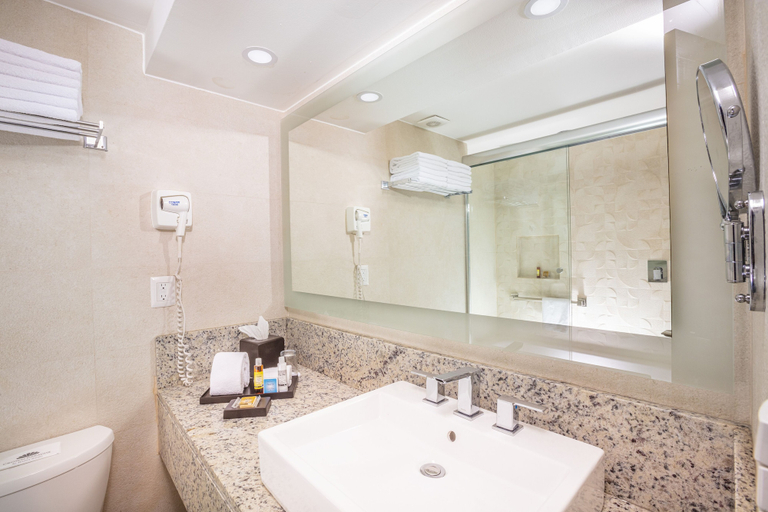 Bathroom 4, Crown Paradise Club Cancun All Inclusive, Benito Juárez