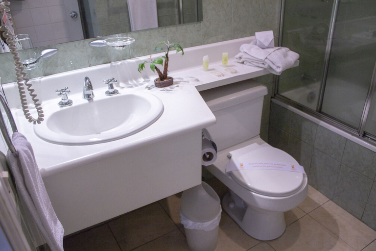 Bathroom 4, Hostal de la Mancha, Quito