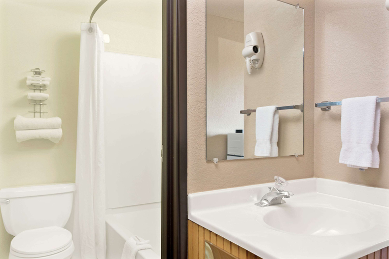 Bathroom 4, Super 8 by Wyndham Spokane/West, Spokane
