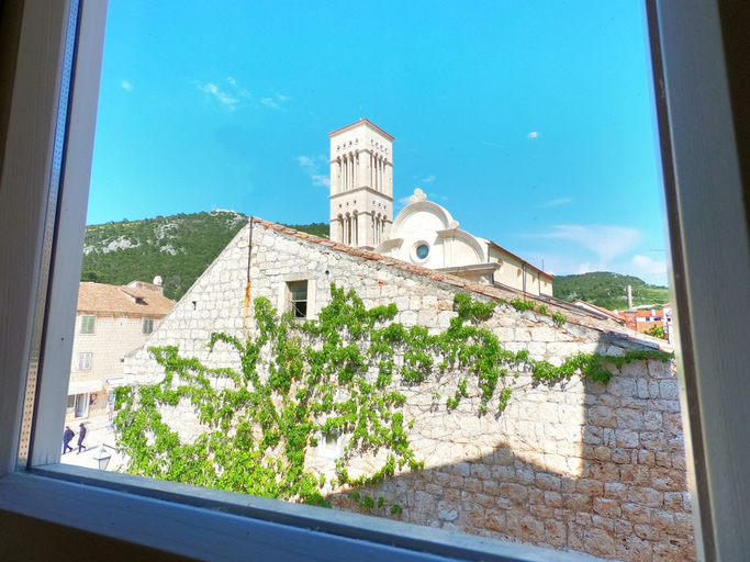 Others 5, Historic Piazza House & Romantic Garden, Hvar
