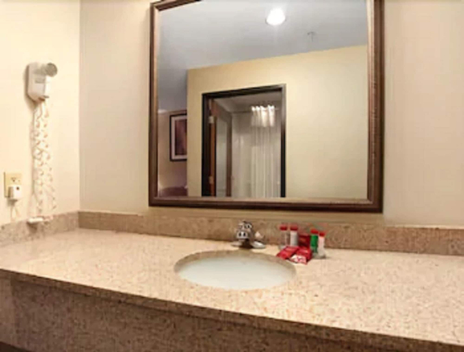 Bathroom 3, Ramada by Wyndham Elizabethtown, Hardin
