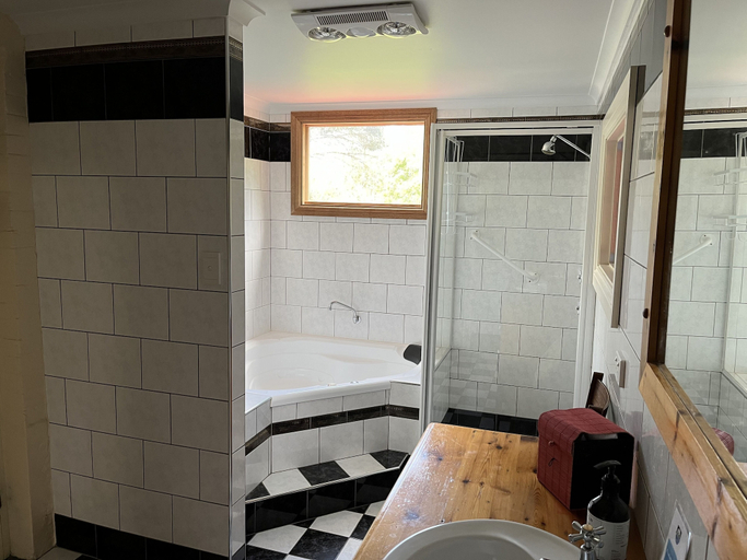 Bathroom 4, Strathalbyn Gasworks, Alexandrina- Strathalbyn