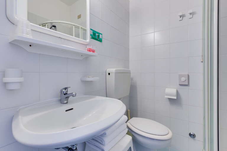 Bathroom 5, Hotel Manila, Venezia