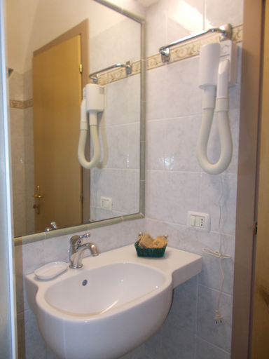 Bathroom 5, Hotel Nedy, Massa Carrara