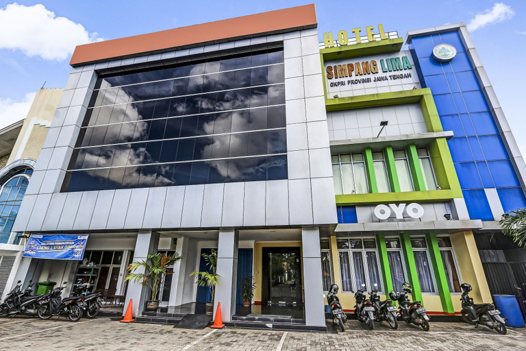 Exterior & Views 1, OYO 91036 Hotel Simpang Lima Gkpri, Semarang