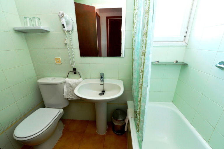 Bathroom 5, Hostal Magnolia, Girona