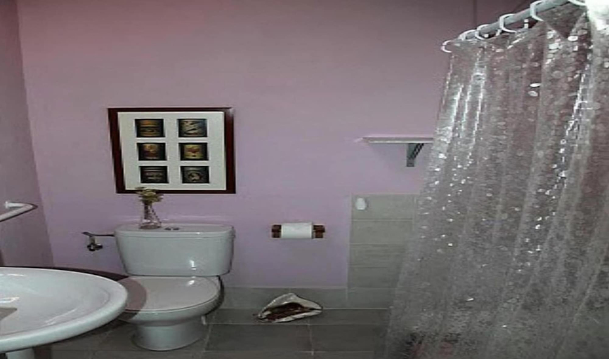 Bathroom 5, CasaCándana, León