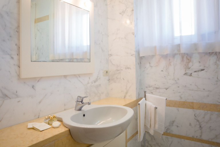 Bathroom 5, La Fenice Park Hotel, Grosseto