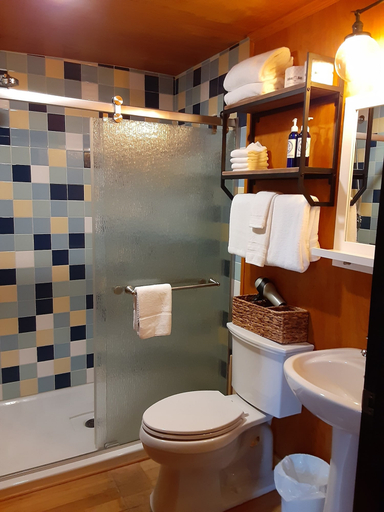 Bathroom 5, Anchor Inn Resort, Lincoln