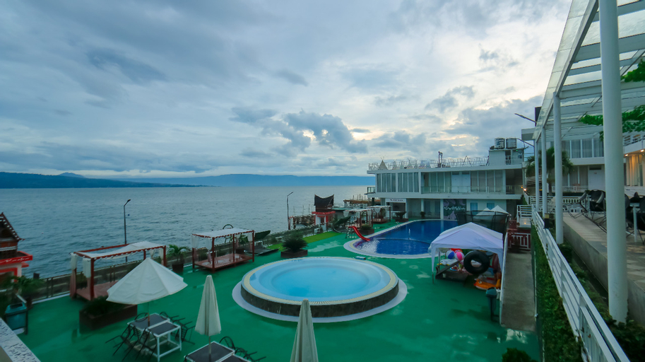 Exterior & Views 18